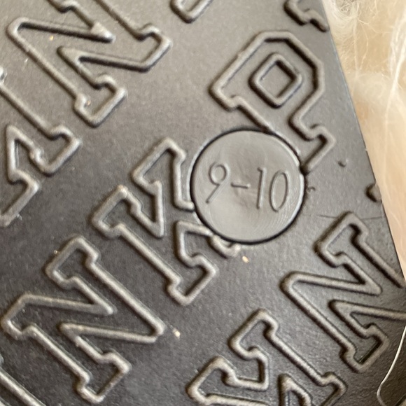 PINK flip flops - Picture 4 of 8